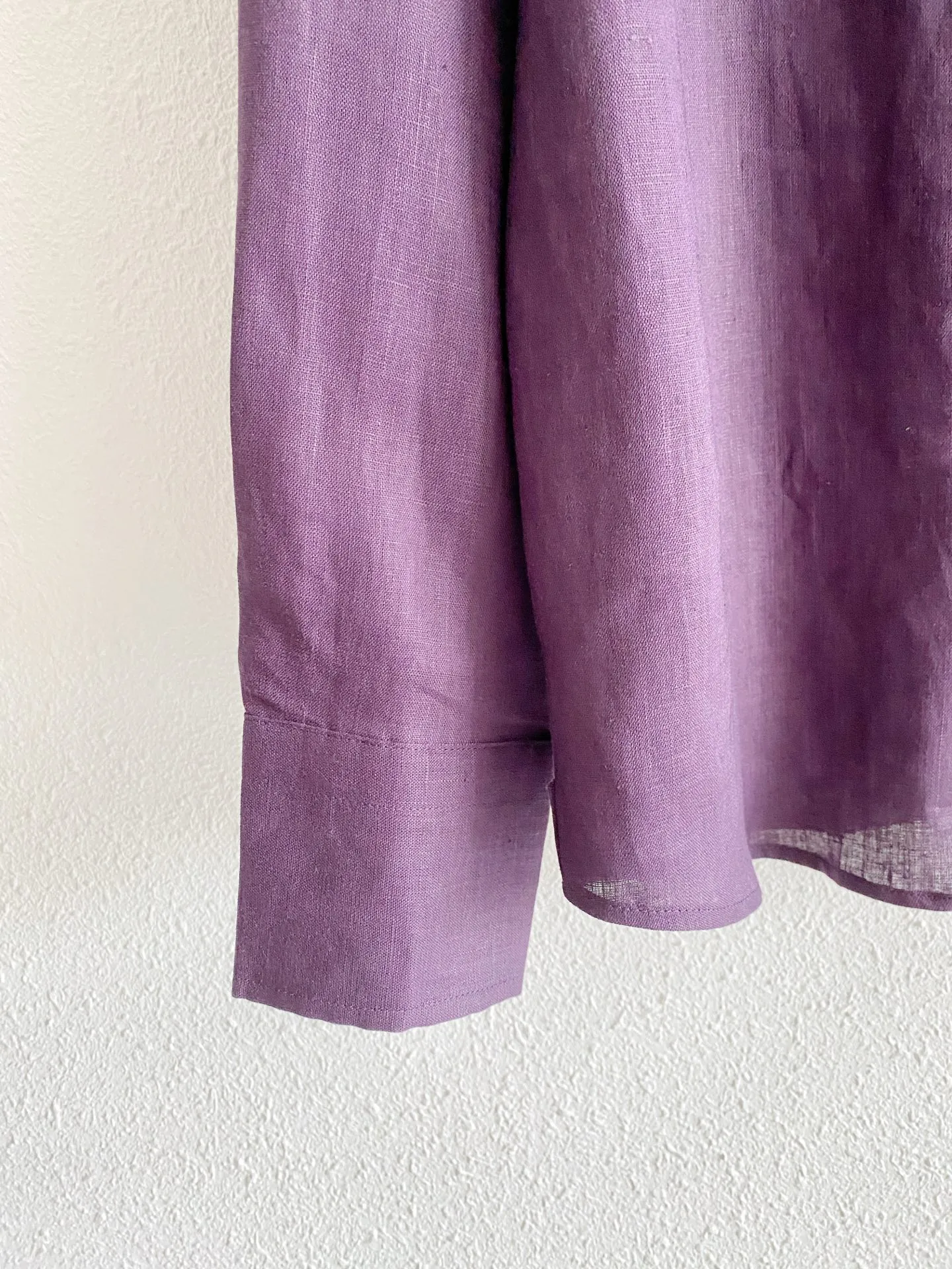 Loro Piana three-color pure linen quiet luxury long-sleeved shirt. Fabric: High-grade imported natural linen raw materials are selected. After softening and pre-treatment, the native burrs are polished away, which greatly improves the shortcomings of ordinary linen skin. The fabric has a clear and delicate natural fiber texture, showing a low-key matte texture without exaggerated shine; the fiber has dense Breathable pores, which has excellent perspiration and heat dissipation performance in spring and summer. It is not easy to sweat and stick to the body when worn in high temperature environments. The natural wrinkles formed by daily wear are the unique characteristics of the fabric, which further enhances the Italian relaxed style. The fabric has excellent color fastness, and the three dark colors are not easy to whiten and fade after long-term wear. Style and details: It adopts the instantly recognizable Italian-style windsor collar with a wide open angle. The collar has a built-in shaping lining, which is not easy to collapse after repeated washing. Once buttoned, it's formal and elegant, and when you unbutton the first button, you can create a casual and relaxed look, allowing for a wider range of fits. The version adopts a slightly loose front-shoulder cut, which is very tolerant for body shapes with slippery shoulders, wider shoulders, and excess fat on the waist and abdomen, and allows the upper body to move freely without restraint. The placket is embellished with delicate small buttons as a detail highlight, and the wiring is fine and concealed. There is no exposed exaggerated brand logo on the whole, and the sense of luxury is restrained and restrained; the standard long-sleeved cuffs can be freely folded to change styles, and the arc hem can be worn either tucked into the waistband or outside, adapting to a variety of matching ideas. Color selection: Native hemp Beige: Basic Versatile style, with soft and rustic tones, suitable for various daily scenes of commuting and travel, suitable for most color bottoms, with the highest tolerance for daily wear; Retro purple tone: atmospheric niche color matching, getting rid of the monotony of conventional solid colors, outstanding wear recognition, suitable for light gatherings, textured daily travel, and the effect is outstanding when paired with black and Dark Gray bottoms; Dark brown color: Retro is a calm tone, suitable for the transition from autumn to winter and more mature business casual wear. The tone is calm and textured, and it is very suitable for layering suits. Sizes:M-4XL